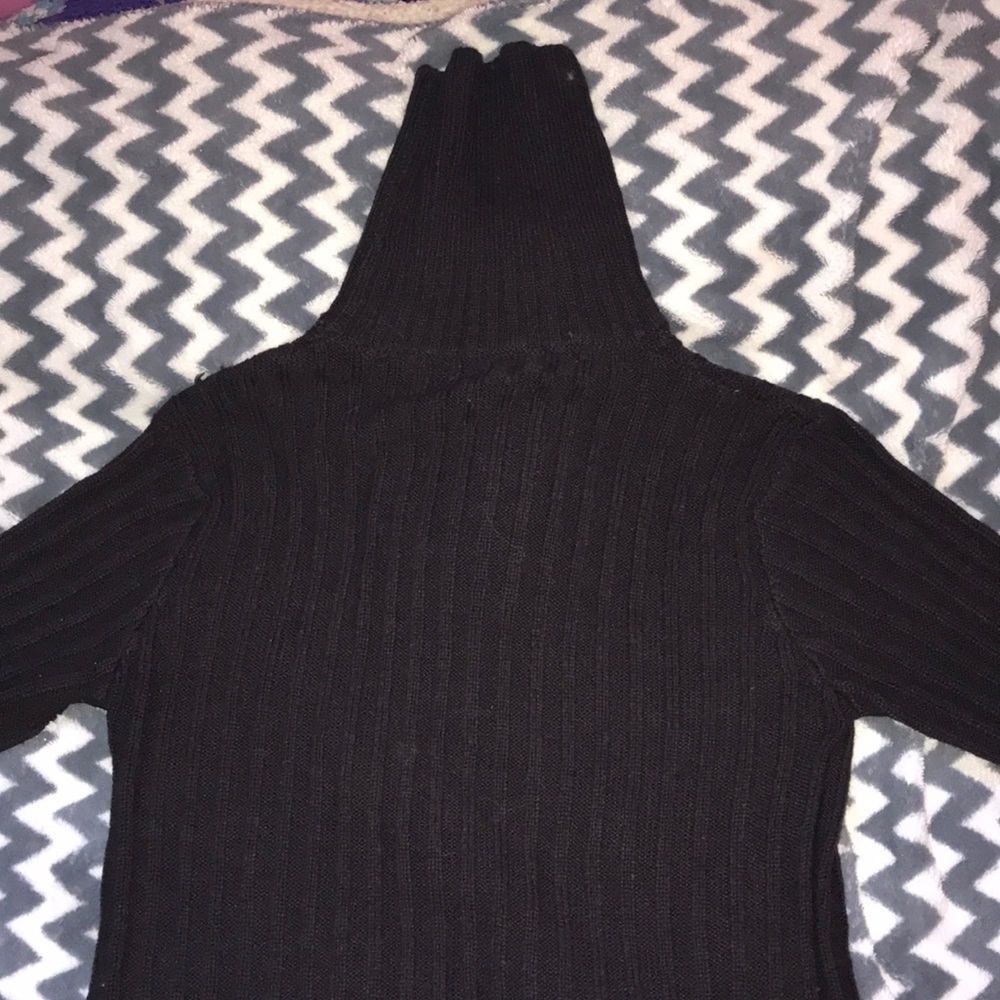 Very dark brown turtleneck